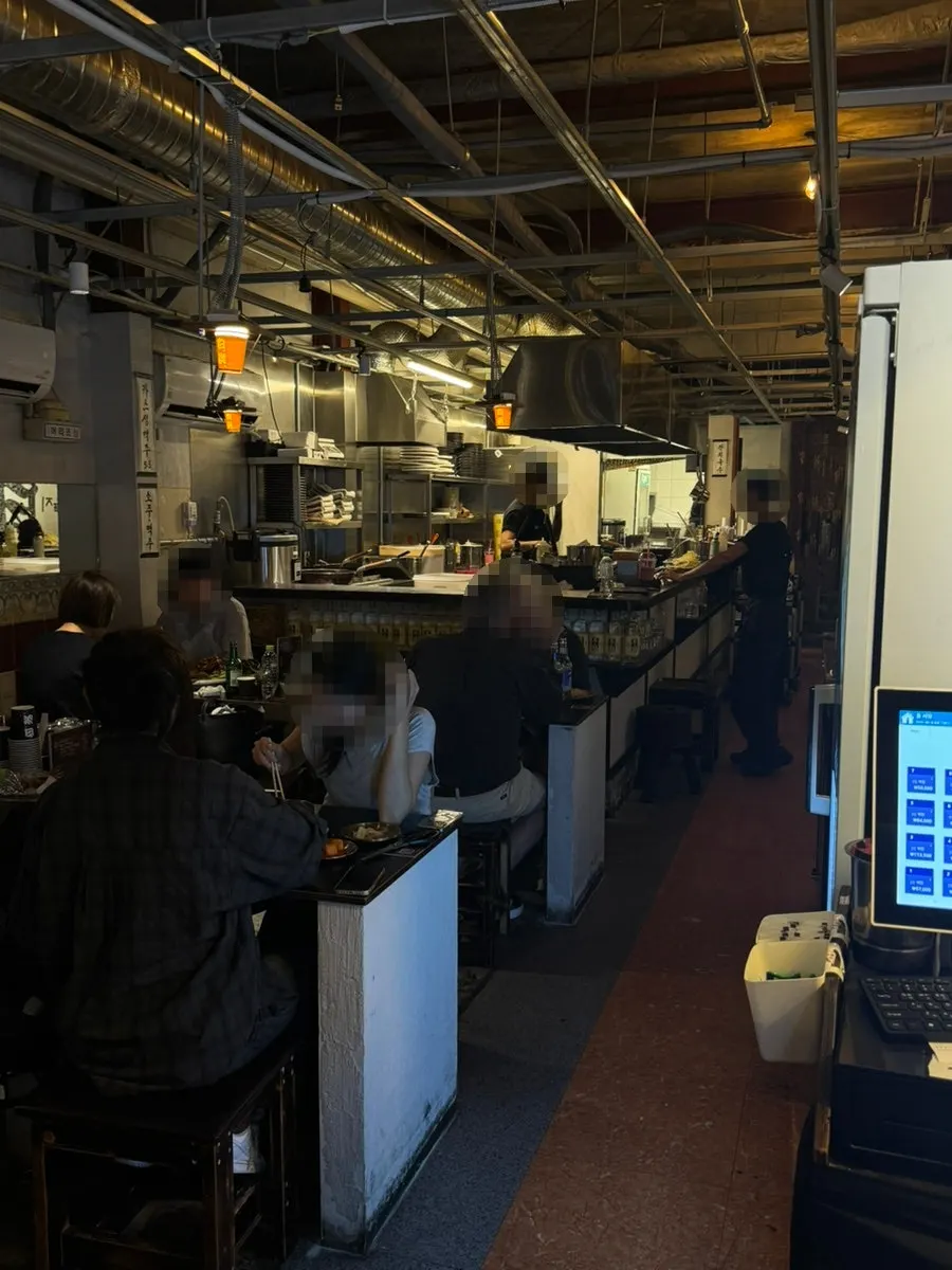 Fully packed dining hall on the first floor of Eulji Baektan Ppyeogui