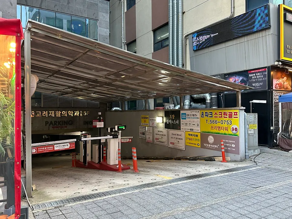 매장 외부와 위치 안내 사진