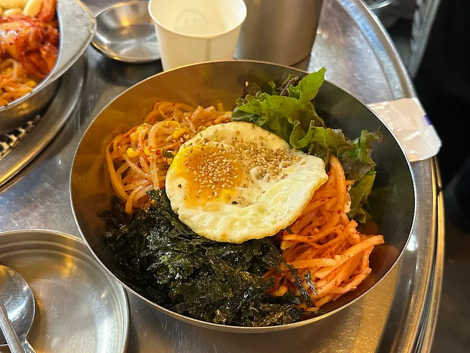 연탄 위에 올린 삼겹살과 목살