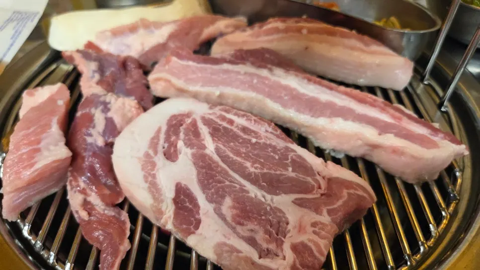 Charcoal-grilled pork with a browned exterior