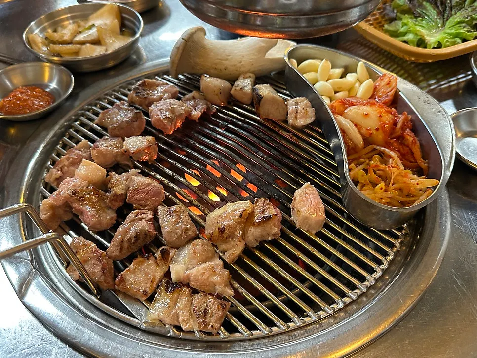 연탄불 위에서 익어가는 고기