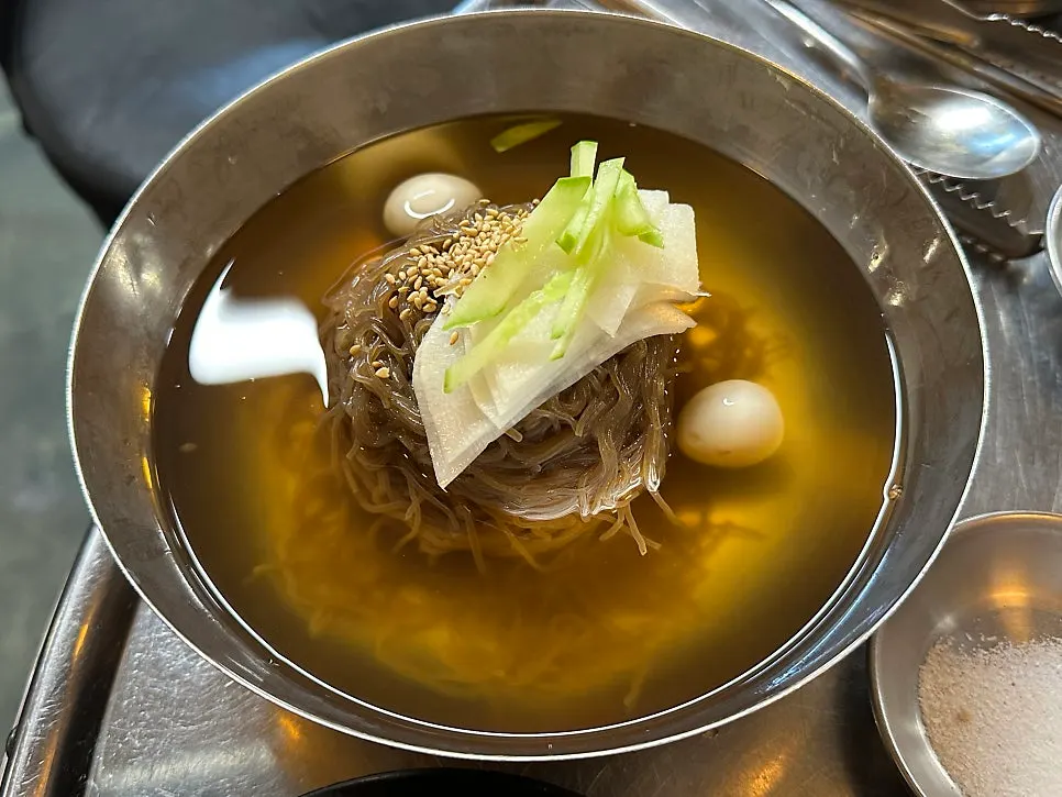 깔끔한 육수의 물냉면