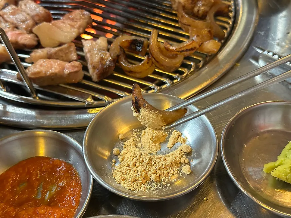 연탄에 구운 껍데기와 콩가루