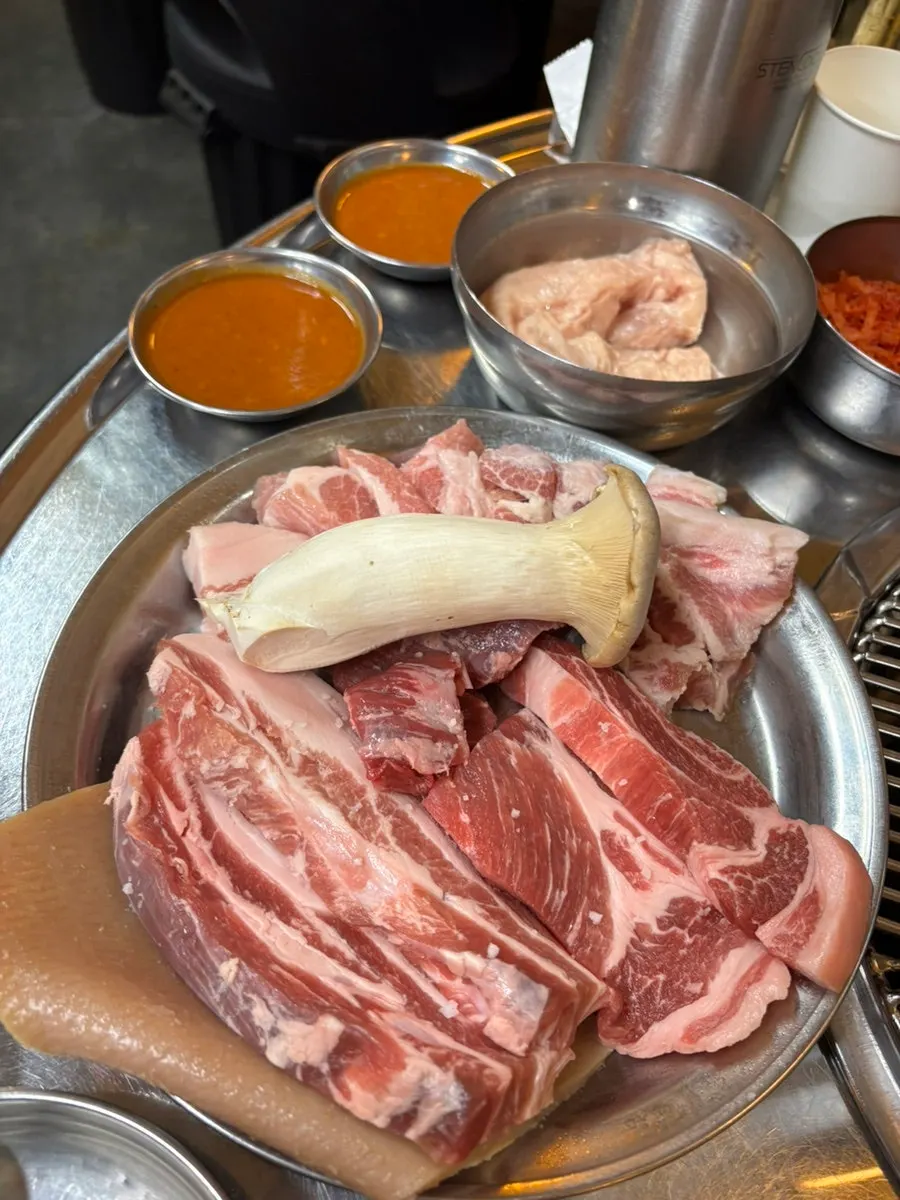 상추겉절이와 김치 등 기본반찬 상차림