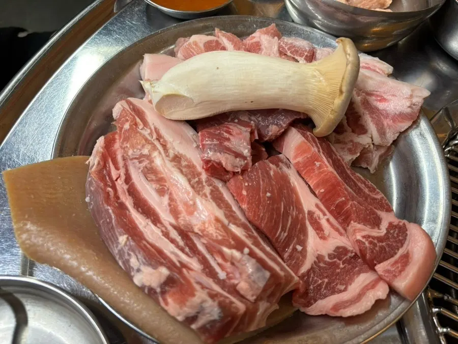 고기와 함께 준비된 기본반찬