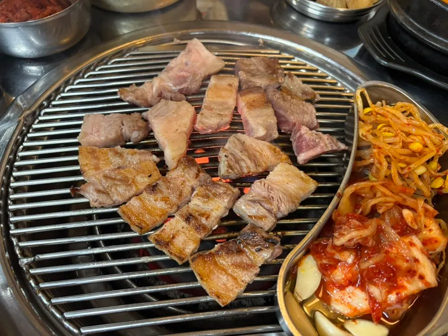 연탄불 위에 올린 삼겹살