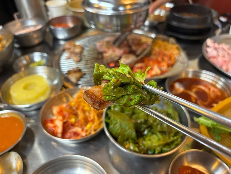 연탄불에 익어가는 여러 부위 고기