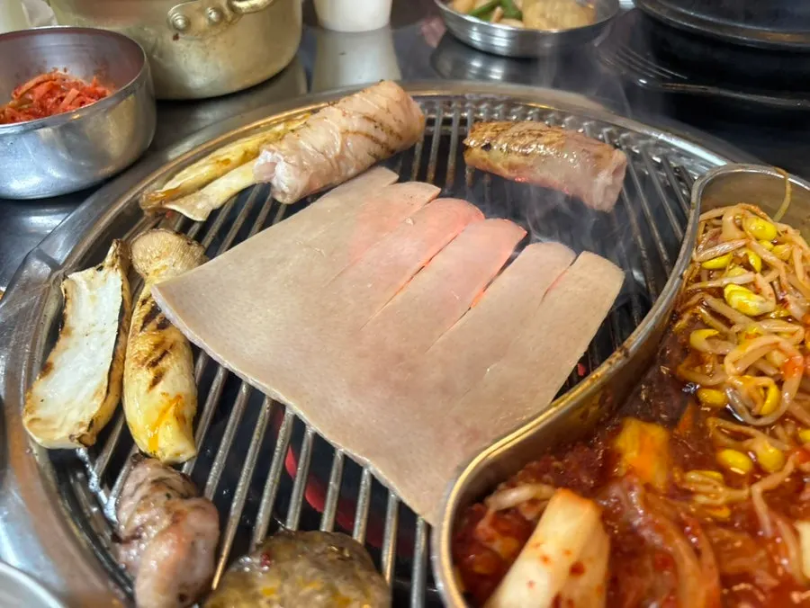 고기와 곁들인 상추무침 반찬