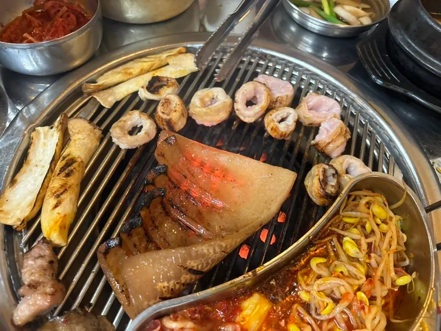 상추무침과 구운 고기 한 점