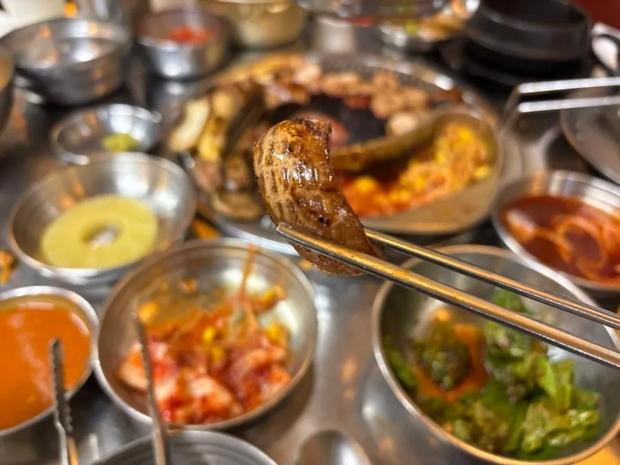 반찬과 함께 차려진 연탄구이 상