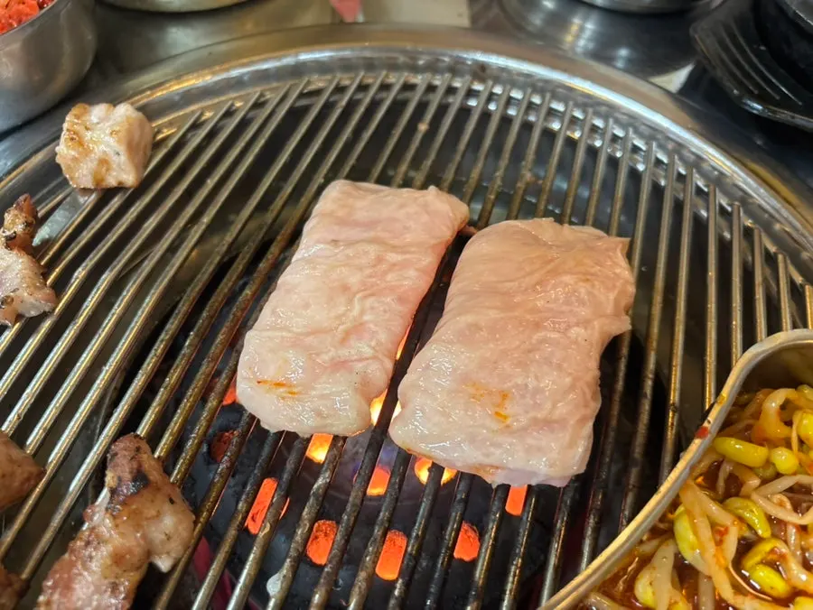 노릇하게 익은 껍데기와 콩가루 접시