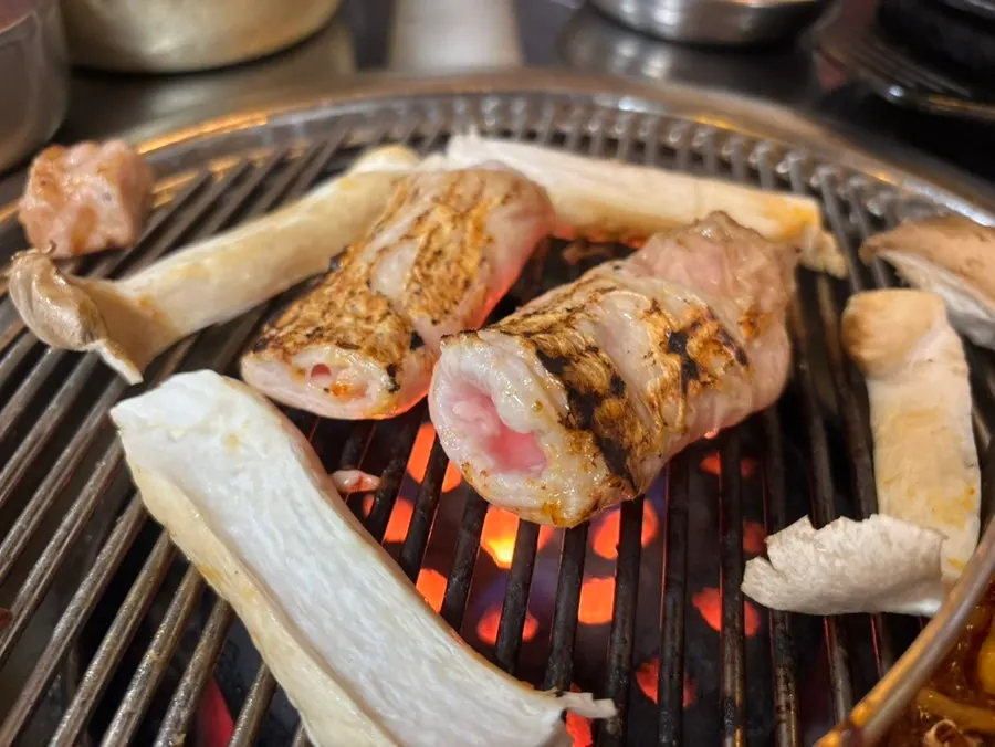 납작한 생막창 한 접시