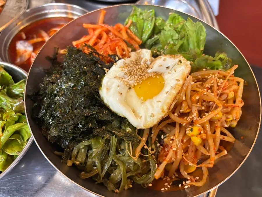 막창과 반찬이 놓인 테이블