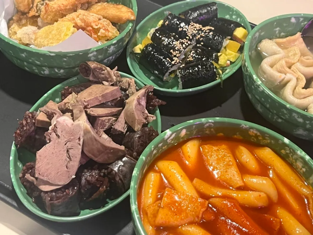 떡볶이 순대 튀김 오뎅 김밥으로 구성된 콤보세트