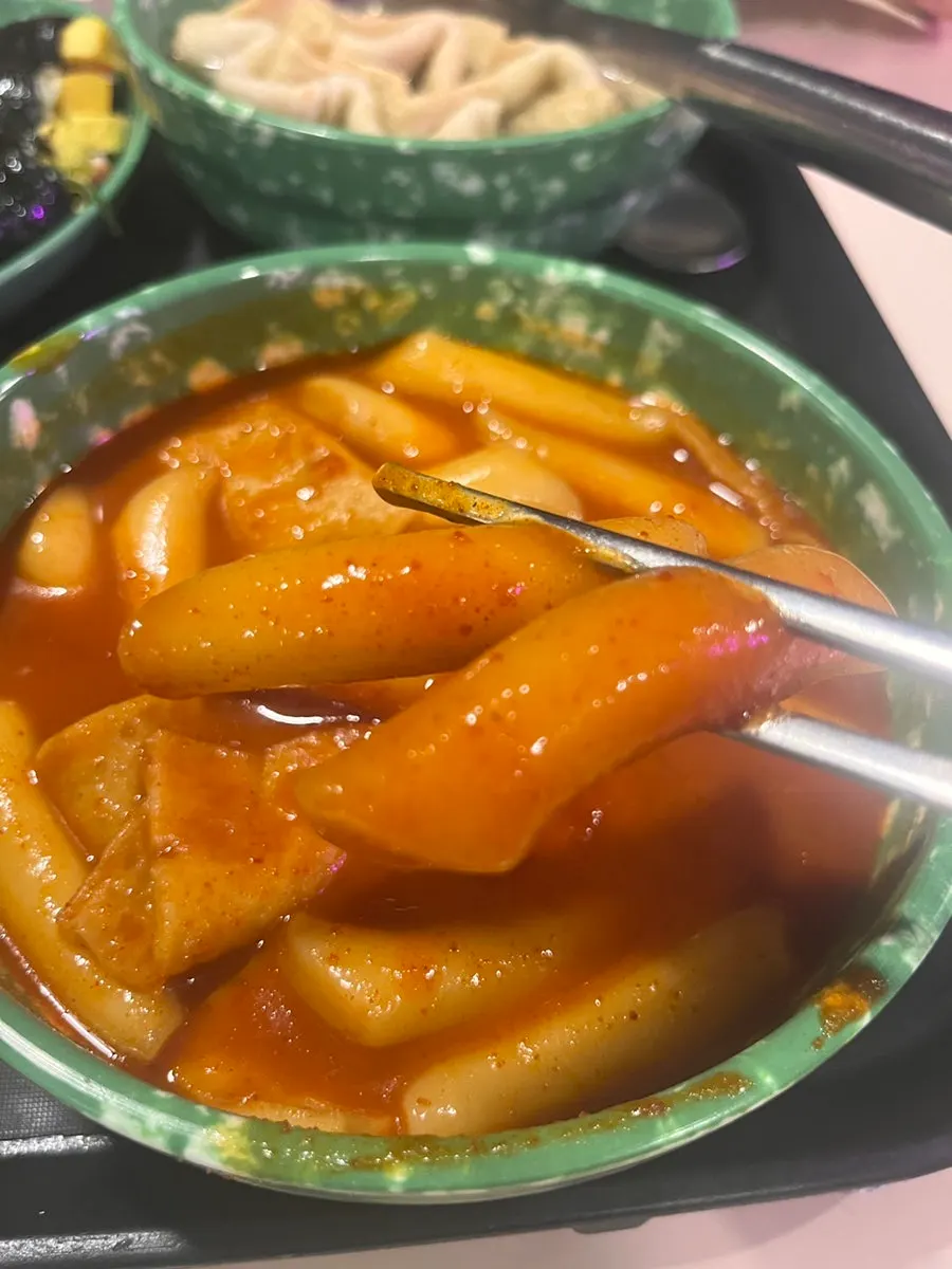 밀떡이 담긴 국물떡볶이 클로즈업