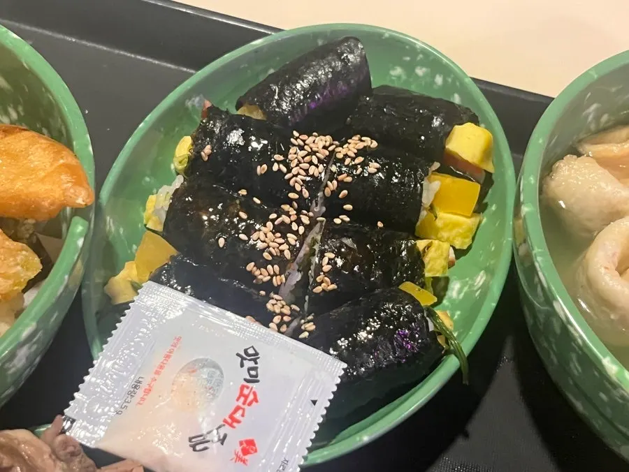 먹기 좋게 잘라 담은 꼬마김밥