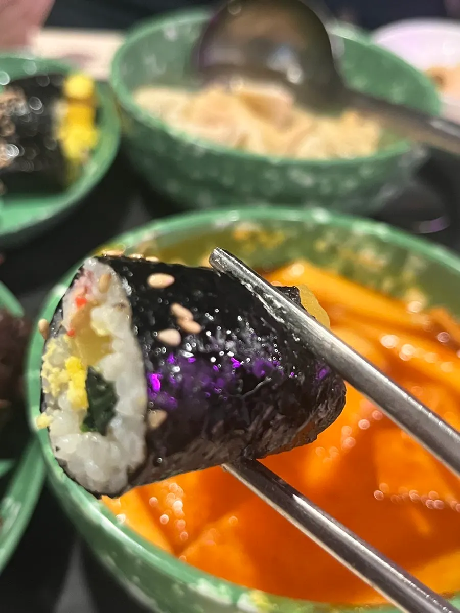 떡볶이 국물에 적신 꼬마김밥