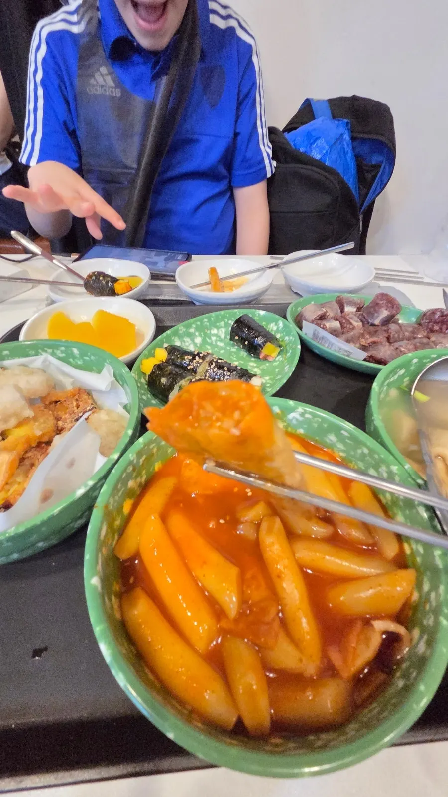 카운터 위쪽 벽에 붙은 단품과 세트 메뉴판