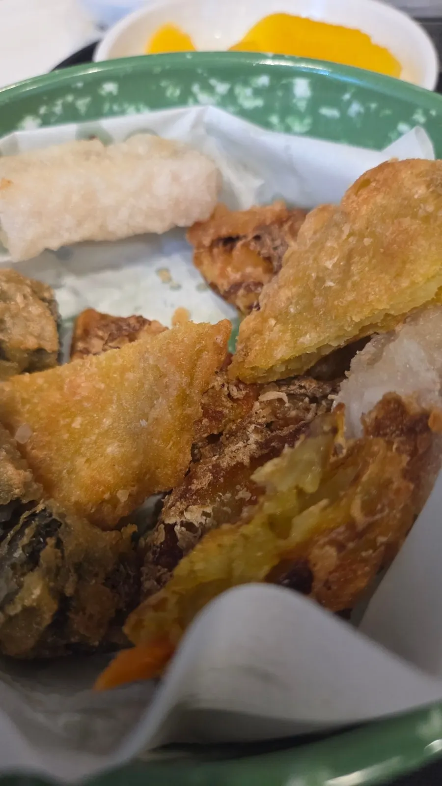 깨 뿌린 꼬마김밥과 도톰하게 썬 순대