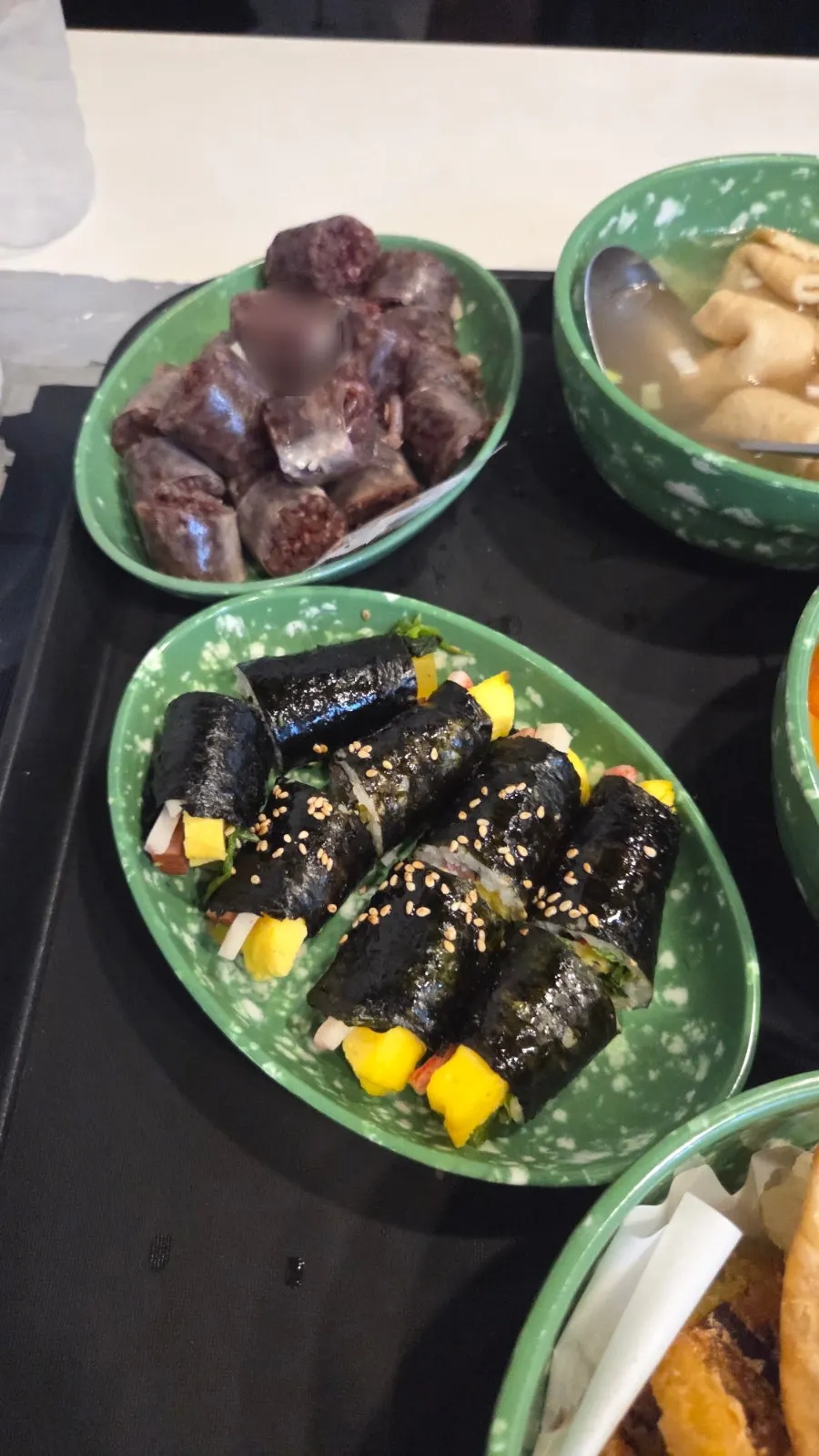 떡볶이 소스에 적신 튀김 한 조각