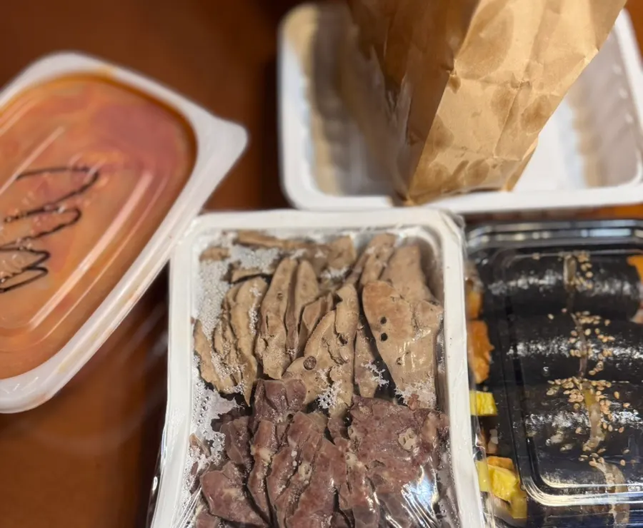 여러 메뉴를 담은 분식 세트