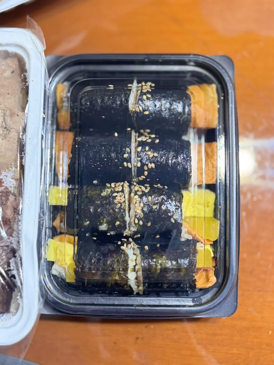 매운 떡볶이와 곁들인 김밥