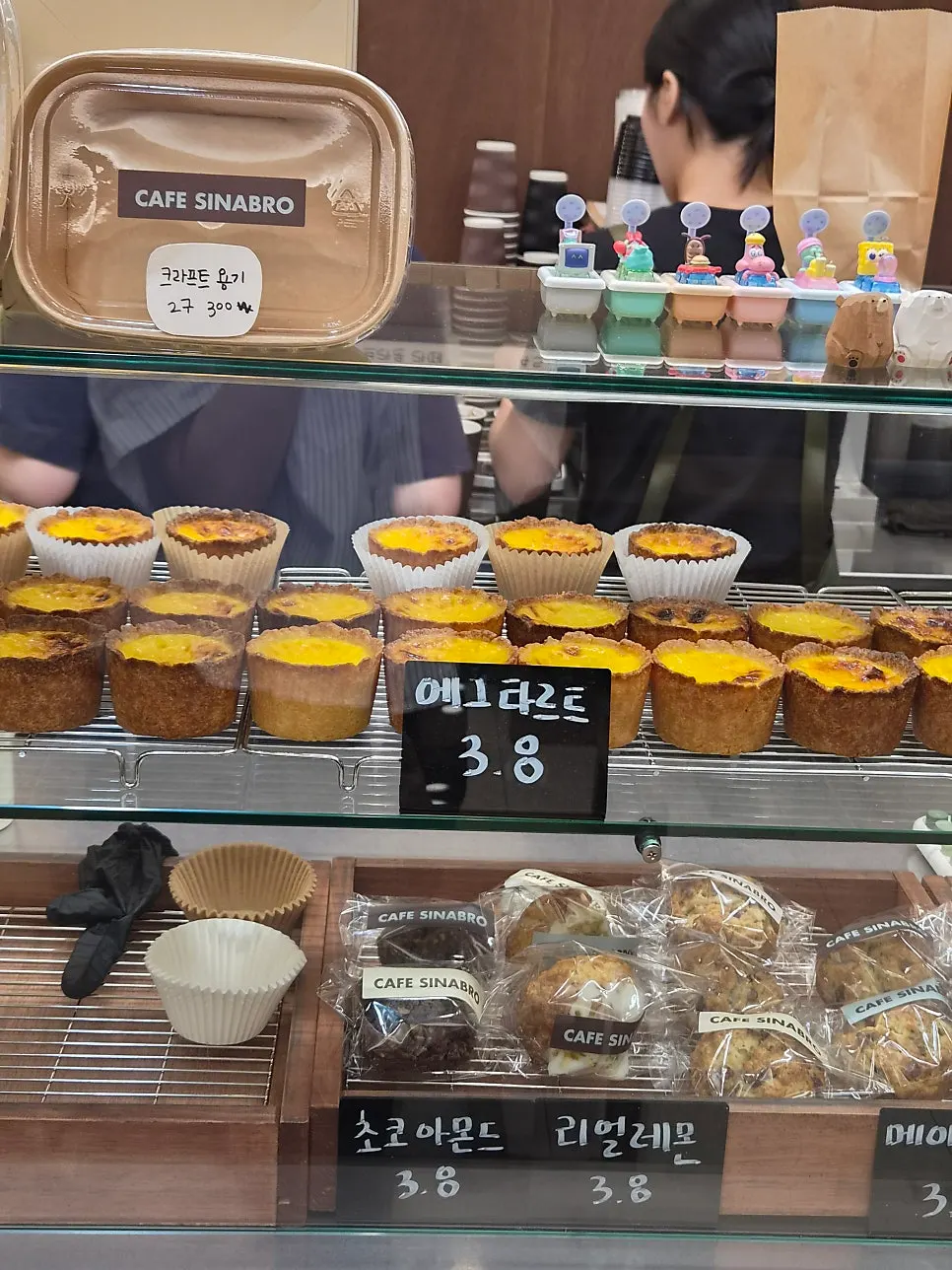 쇼케이스에 진열된 에그타르트
