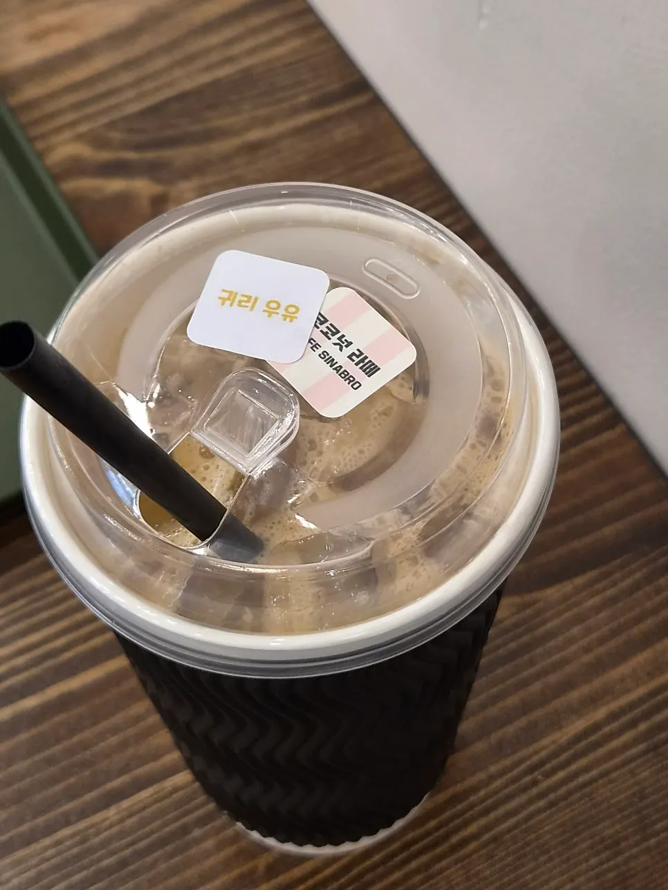 코코넛 슬라이스가 보이는 라떼 윗면