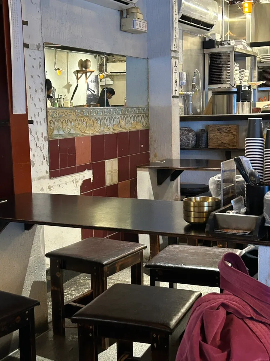 1st floor interior of Eulji Baektan Ppyeogui with many tables