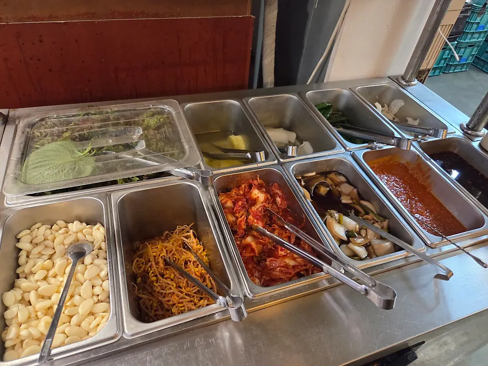 반찬과 소스가 놓인 셀프바