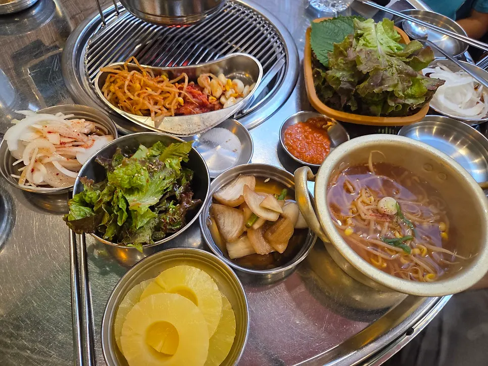셀프바 반찬을 가져와 세팅한 테이블
