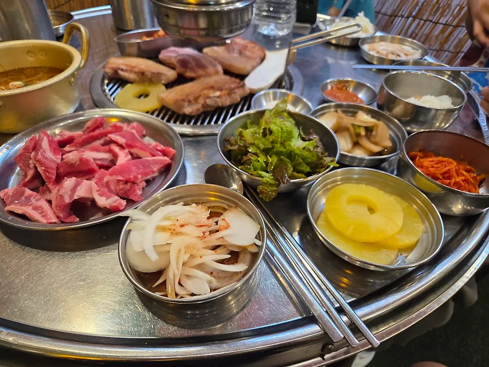 불판에 올린 두툼한 삼겹살