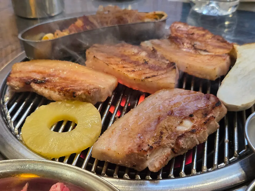 삼겹살과 함께 구워지는 버섯과 파인애플