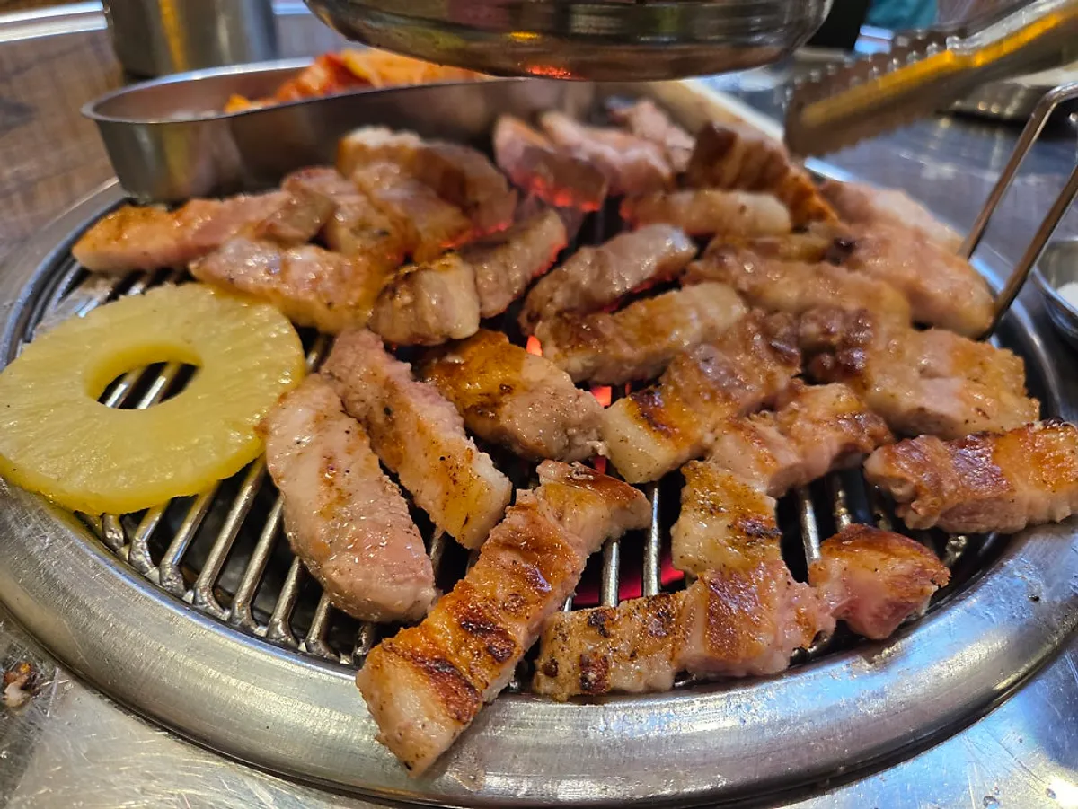 연탄불에 노릇하게 구워지는 삼겹살