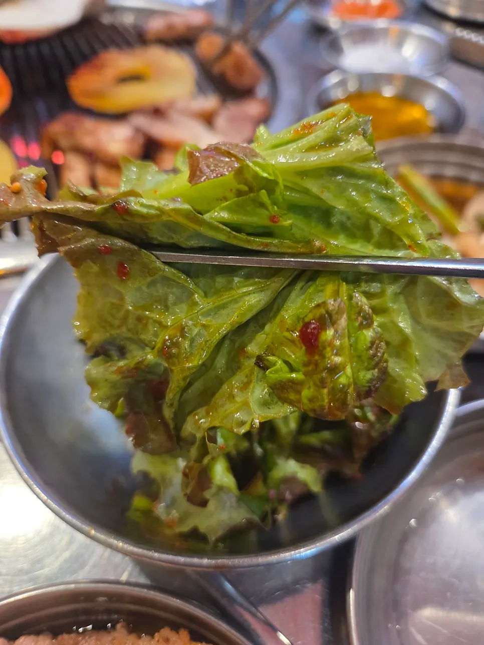 노릇하게 익은 삼겹살 조각