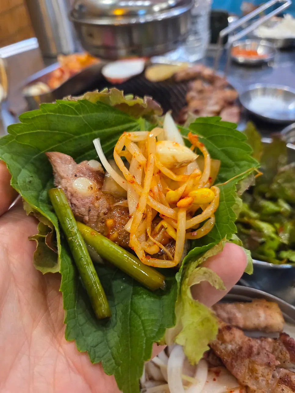 상추겉절이와 곁들인 삼겹살