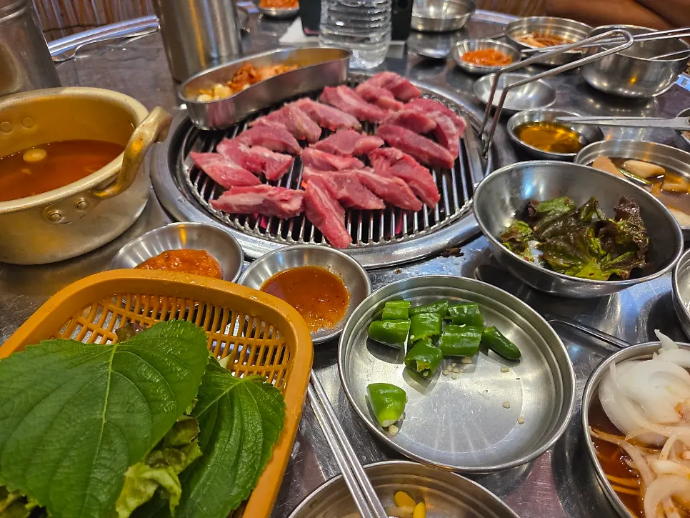 쌈을 싸 먹는 식사 장면
