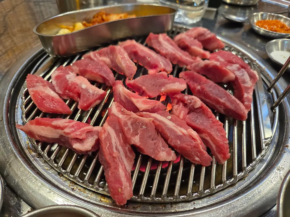 반찬이 가득한 고깃집 한 상