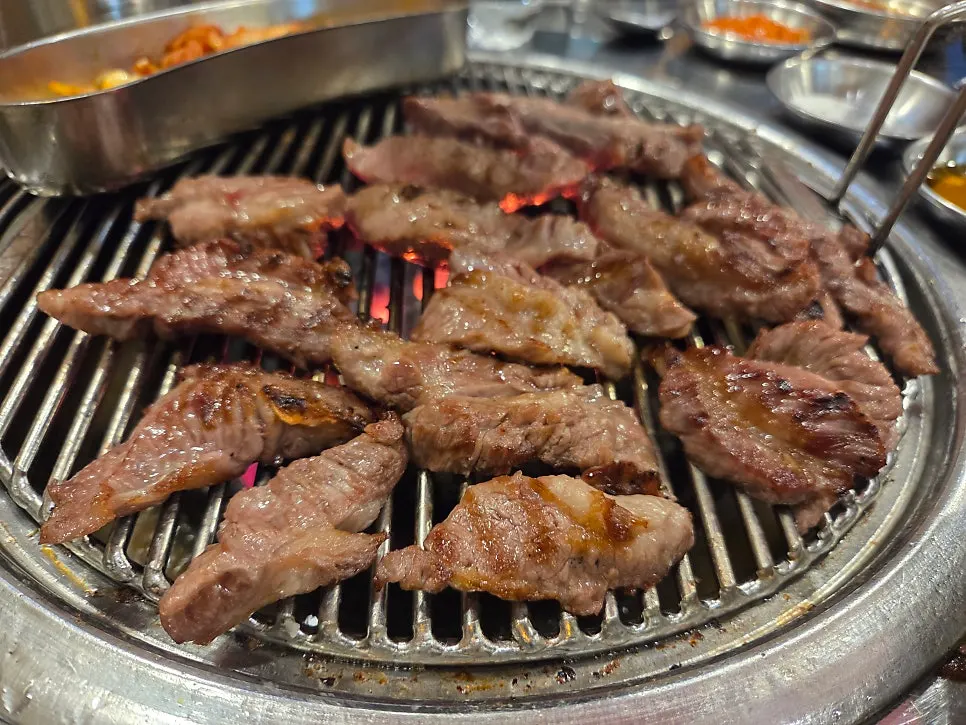 새 불판에 올린 소고기 갈빗살
