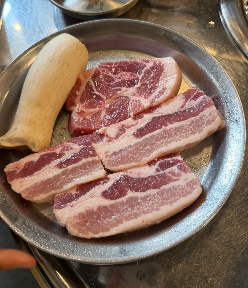 돼지고기와 해산물이 적힌 을지로연탄구이 메뉴판