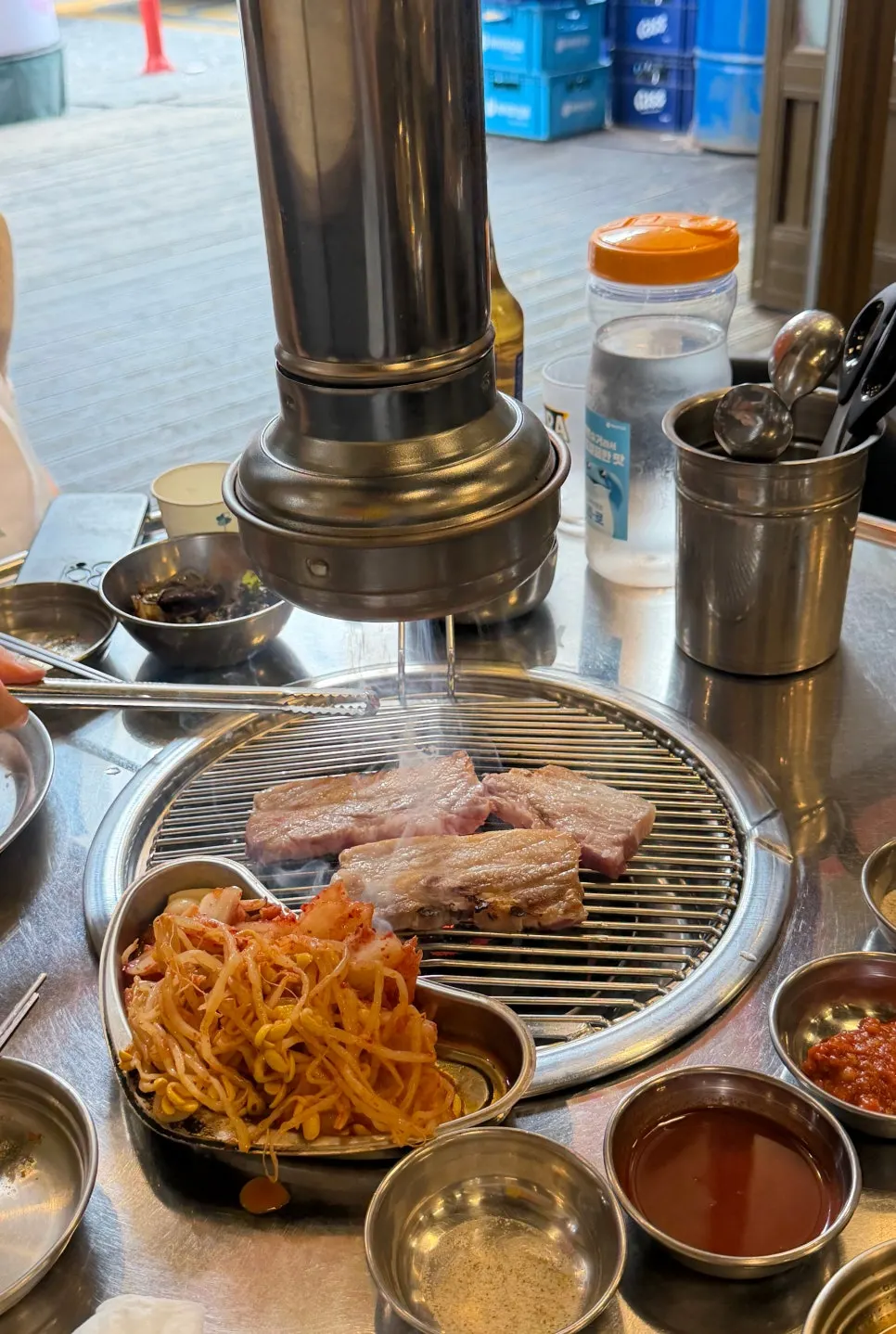 불오징어와 가리비 등 해산물 메뉴가 적힌 메뉴판