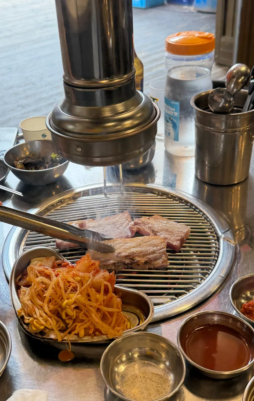 삼겹살 메뉴가 표시된 메뉴판