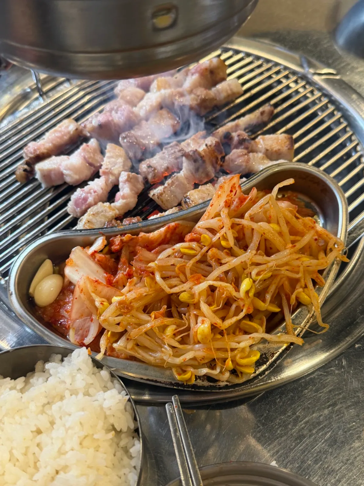 셀프로 이용하는 추가 반찬 코너