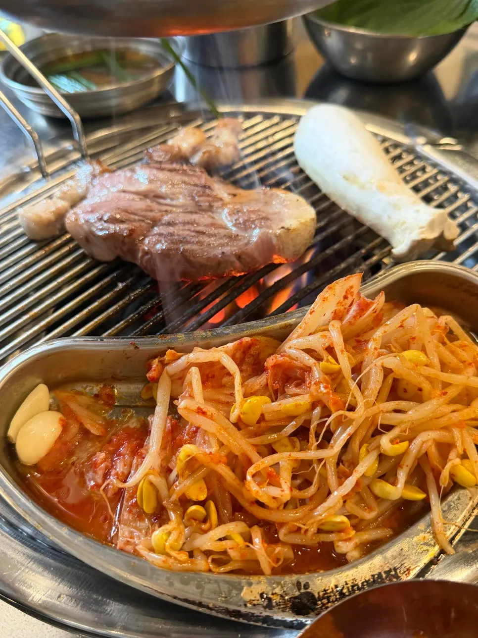 연탄 불판에서 익어가는 삼겹살