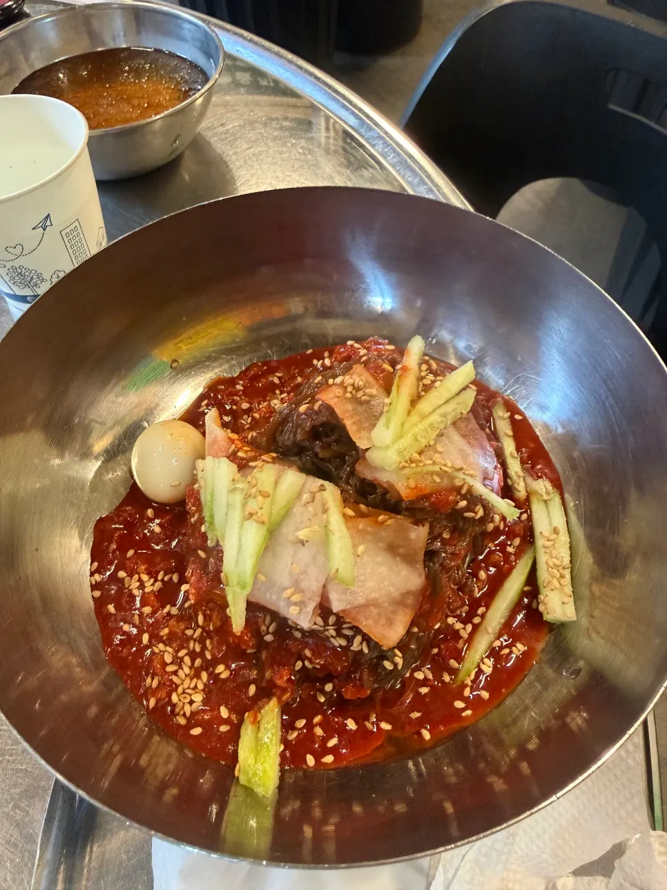 노릇하게 구워진 삼겹살과 쌈 채소