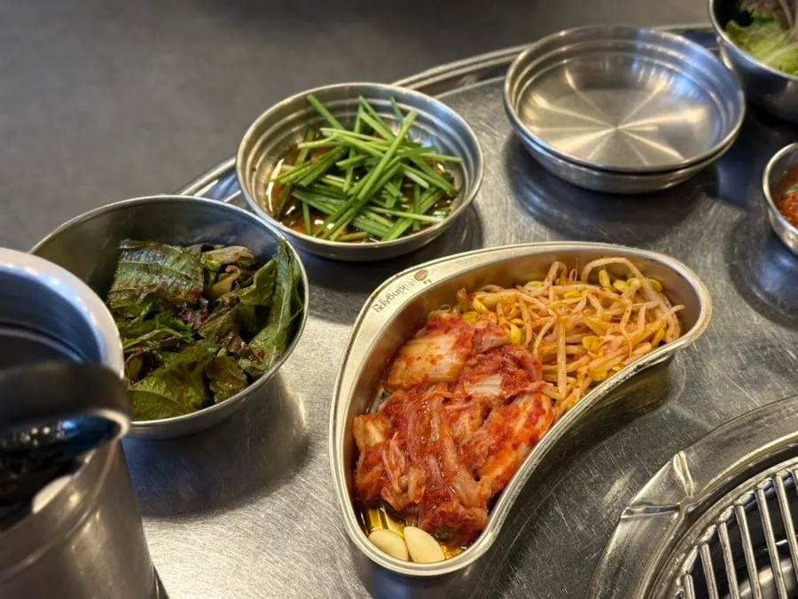 해산물 메뉴가 적힌 메뉴판