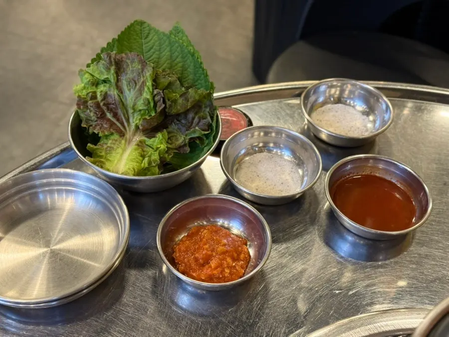 고깃집 테이블 세팅 모습