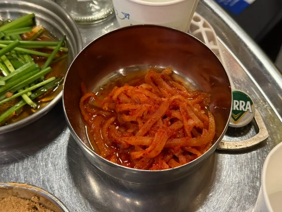 연탄 화로가 놓인 테이블