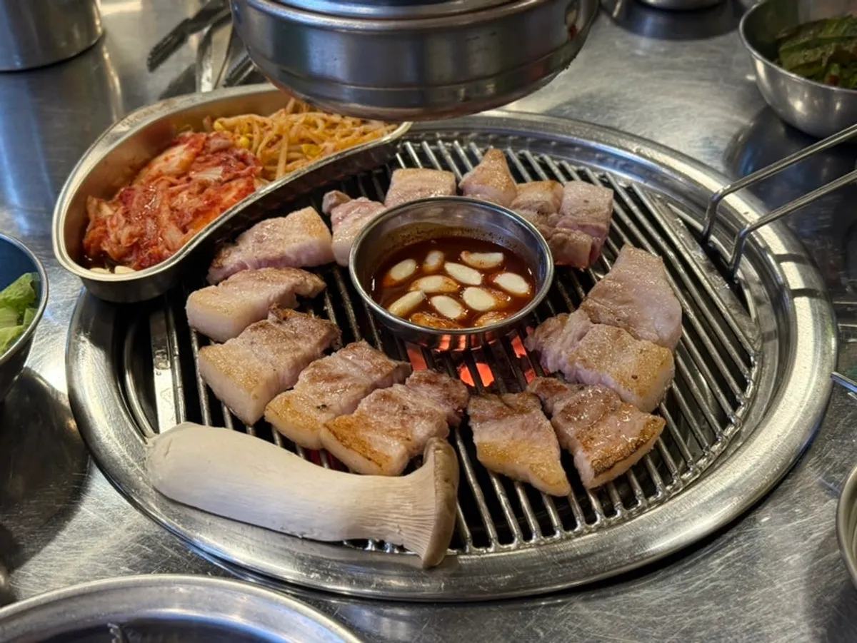 연탄불에 올린 삼겹살 3인분