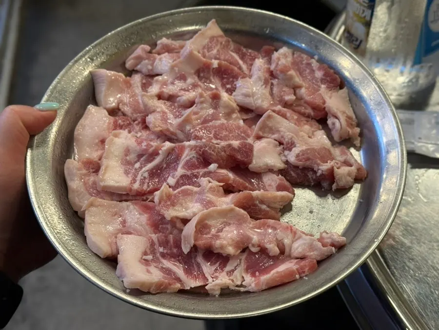 노릇하게 익은 연탄 삼겹살